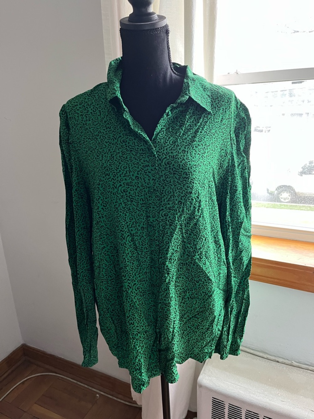 Green Long-Sleeve Button Shirt - Elegant Printed Design